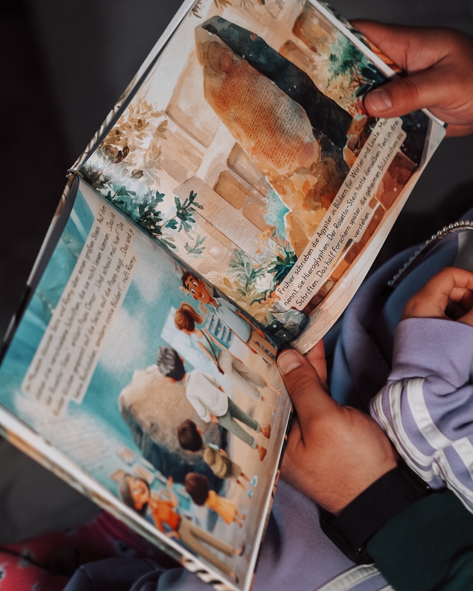 Ein Elternteil liest einem Kind ein Buch vor, was zeigt, warum Vorlesen für Kinder so wichtig ist und wie es ihre Sprachentwicklung und Fantasie fördert. Vorlesen Kinder ist eine wertvolle Zeit für Eltern und Kinder, die eine starke Bindung schafft.