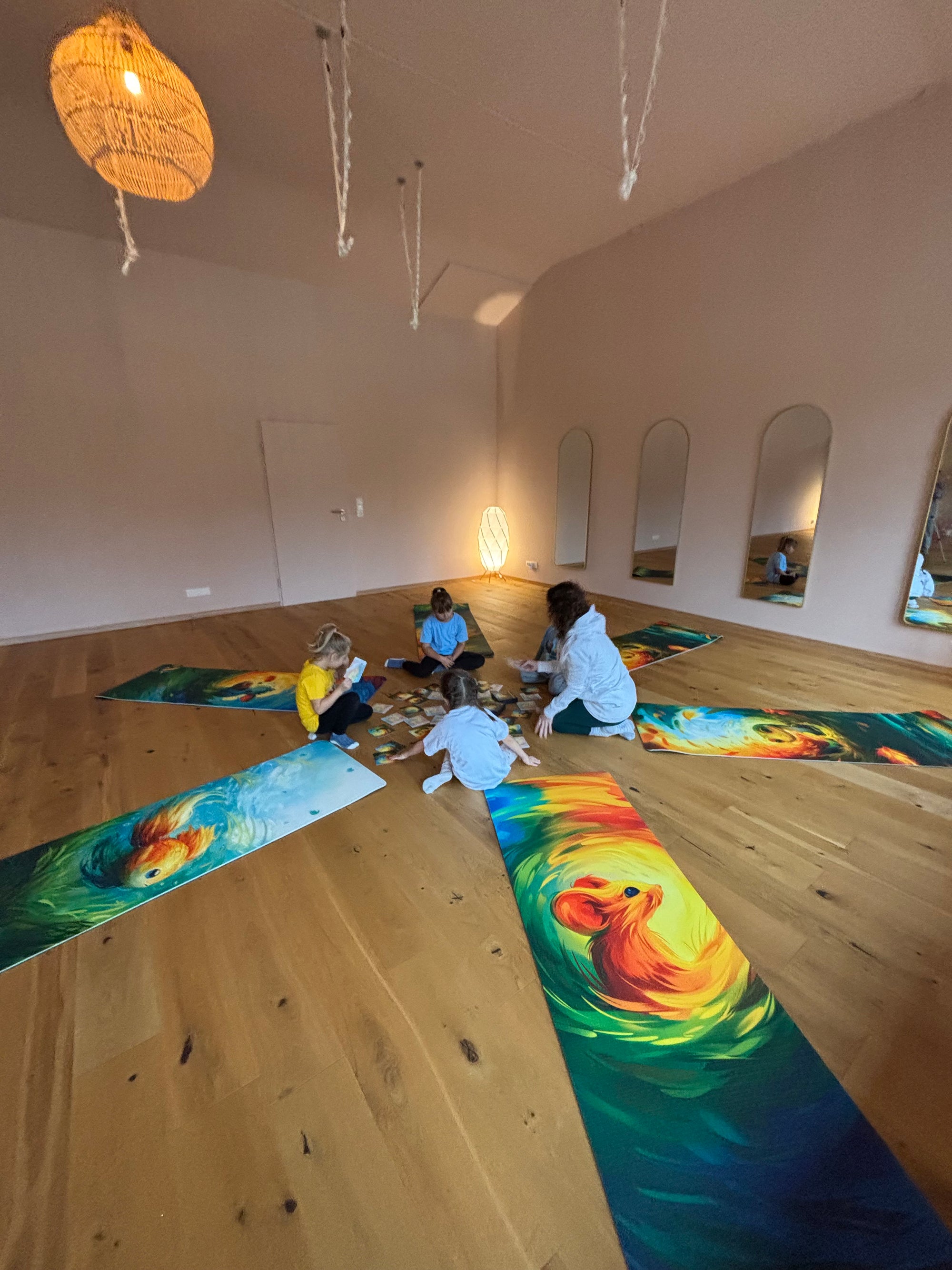 TOCKI Kinderyogamatten - Bewegung, die Freude macht - rutschfeste Yogamatte für Kinder in buntem Design, ideal für entspannende Yoga-Übungen und aktive Pausen.