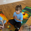 TOCKI Kinderyogamatten - Bewegung, die Freude macht - detailreiche Ansicht der Kinderyogamatte mit fröhlichen Motiven, perfekt für Kinder im Yoga.