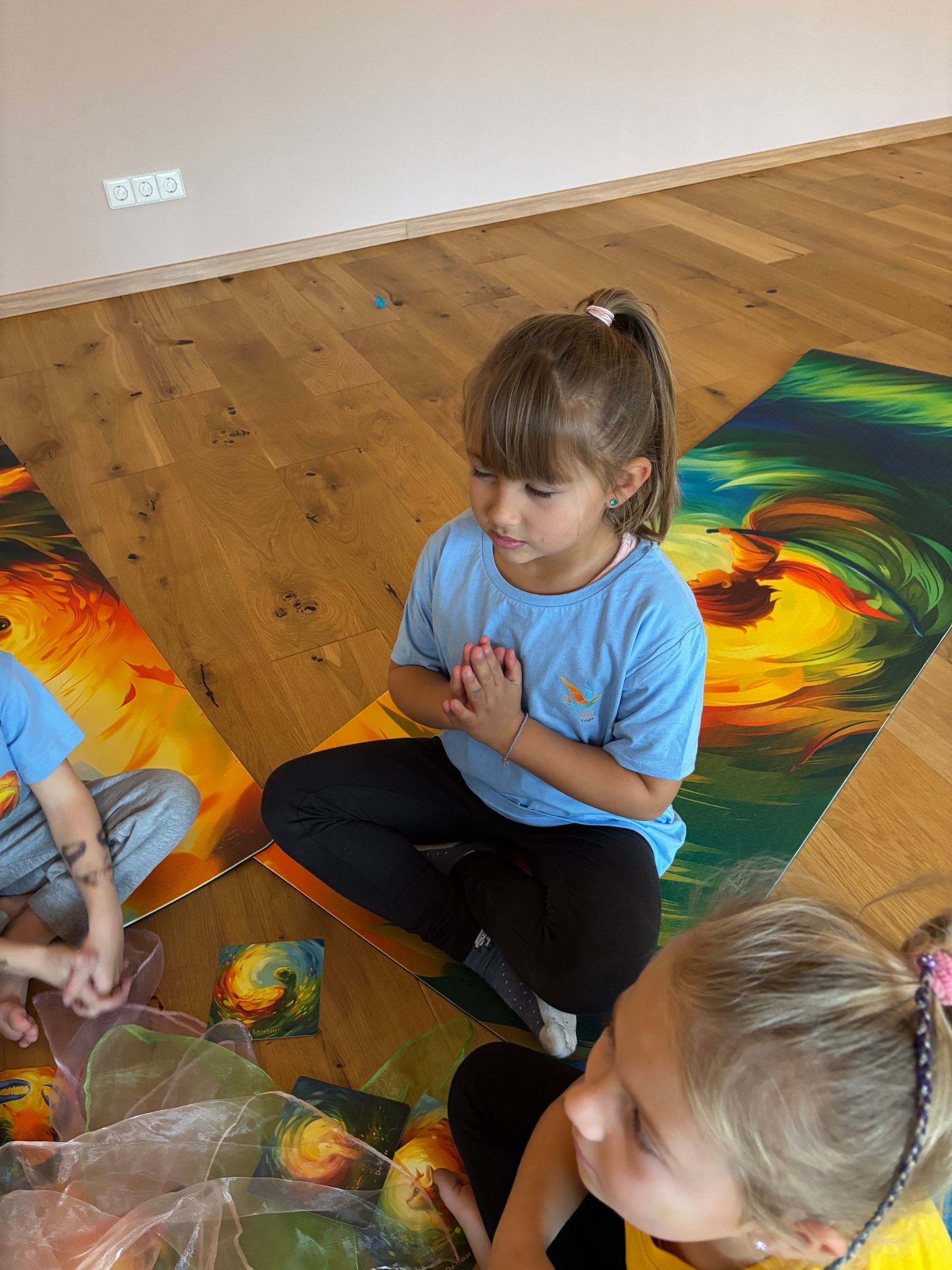 TOCKI Kinderyogamatten - Bewegung, die Freude macht - detailreiche Ansicht der Kinderyogamatte mit fröhlichen Motiven, perfekt für Kinder im Yoga.