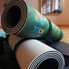 TOCKI Kinderyogamatten – Erwachsenes und Kind, die gemeinsam auf der komfortablen Yogamatte mit Eidechsen-Design entspannen und Yoga praktizieren.