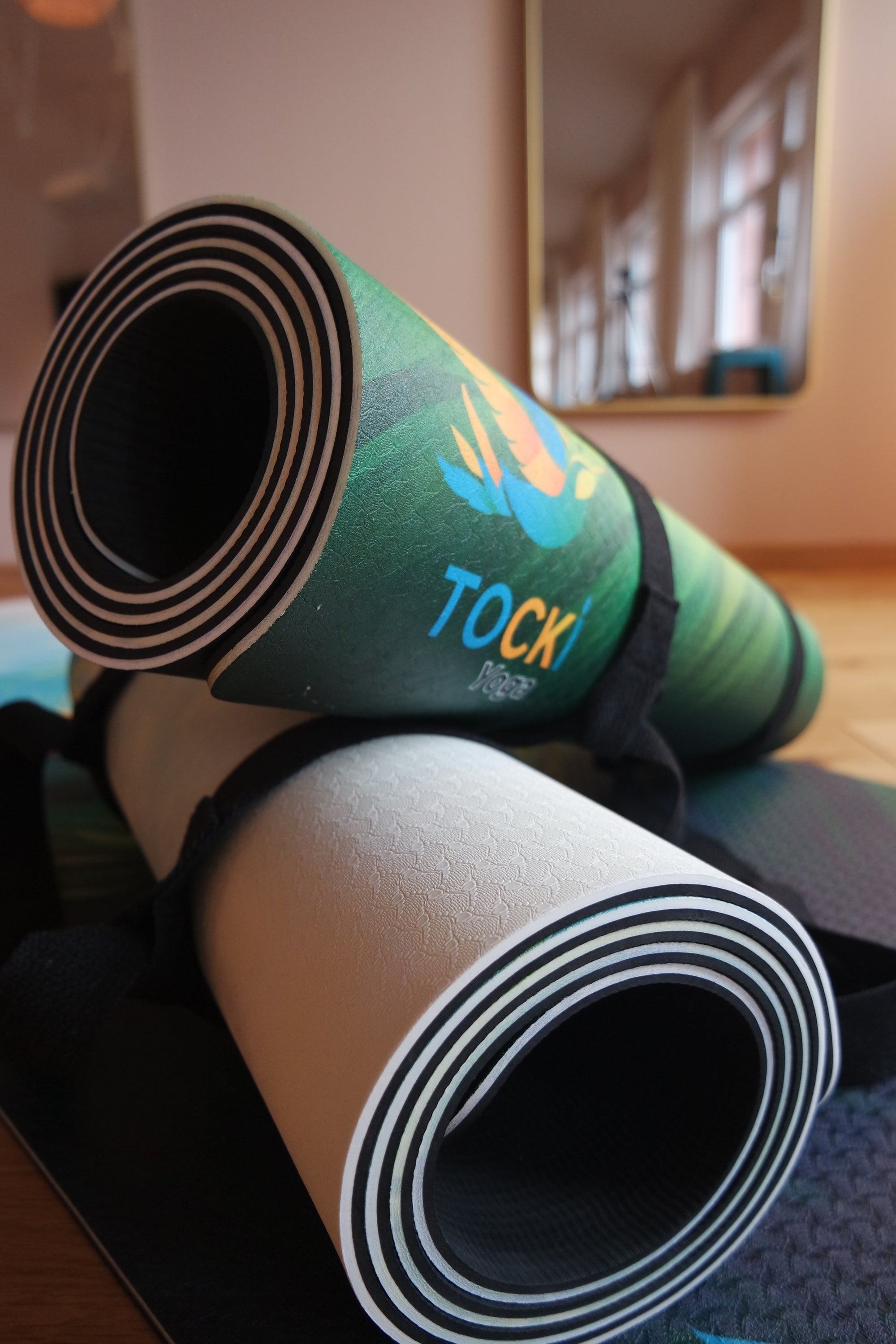 TOCKI Kinderyogamatten – Erwachsenes und Kind, die gemeinsam auf der komfortablen Yogamatte mit Eidechsen-Design entspannen und Yoga praktizieren.